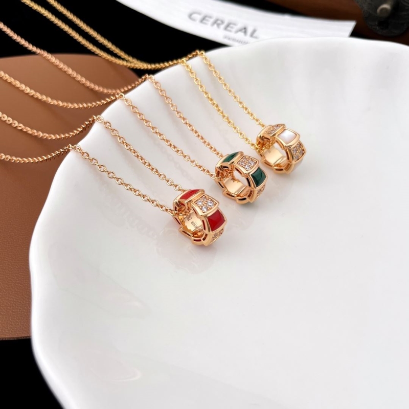 Bo*te*ga venenta necklaces
